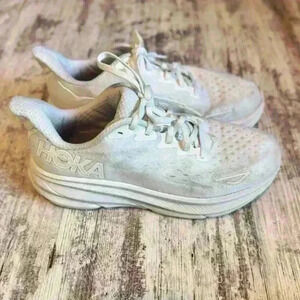 Hoka Clifton 9 women’s white athletic tennis shoes size‎ 9.5